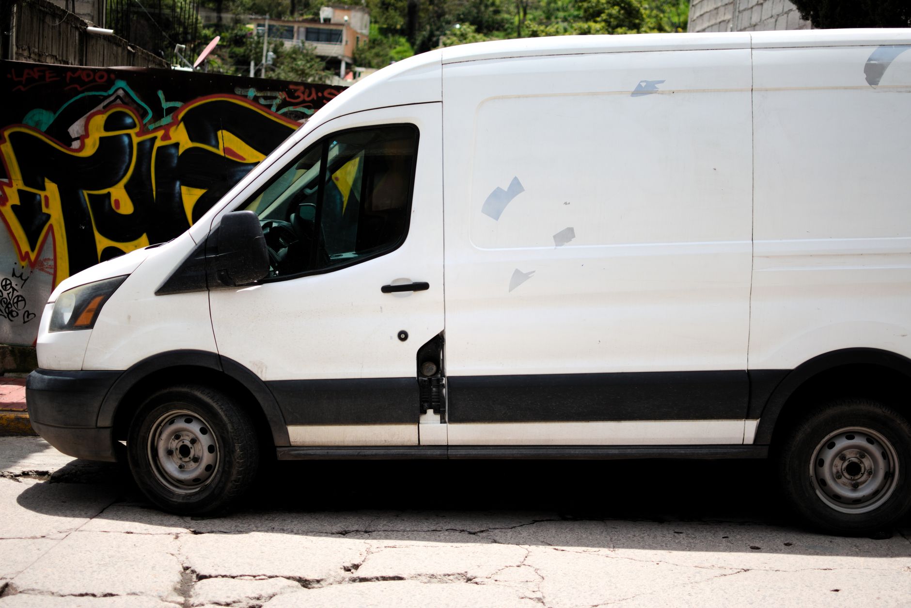 Van branca de entrega estacionada em uma rua